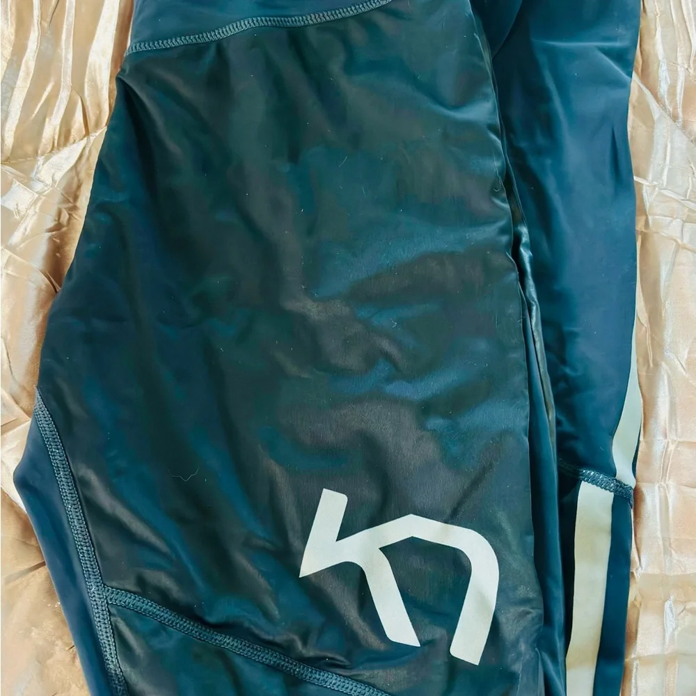 Kari Traa reflective Leggings in Black and Gray - Picture 2 of 6